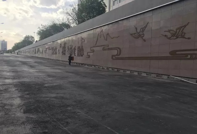 绿地广场车辆下穿通道还有这样的内饰!来一看究竟