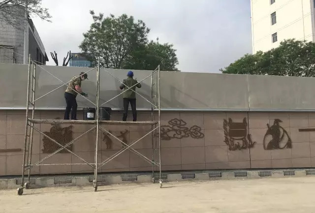 绿地广场车辆下穿通道还有这样的内饰!来一看究竟